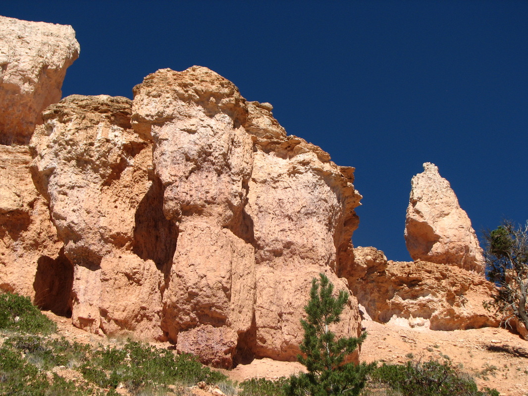 Still remember the stunning blue sky while hiking the trail at Bryce Canyon National Park.